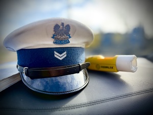 Policyjna czapka i alkomat