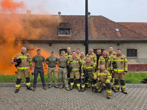 strażacy i policjanci podczas szkolenia