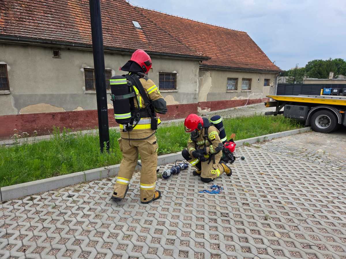 strażacy i policjanci podczas szkolenia