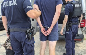 Policjanci i zatrzymany mężczyzna.