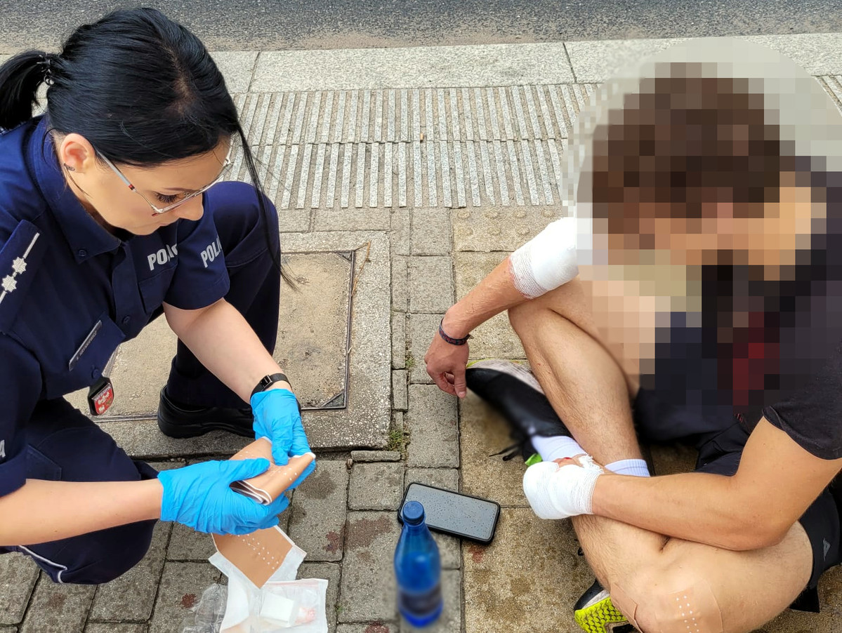 Policjantka udzielająca pomocy rowerzyście