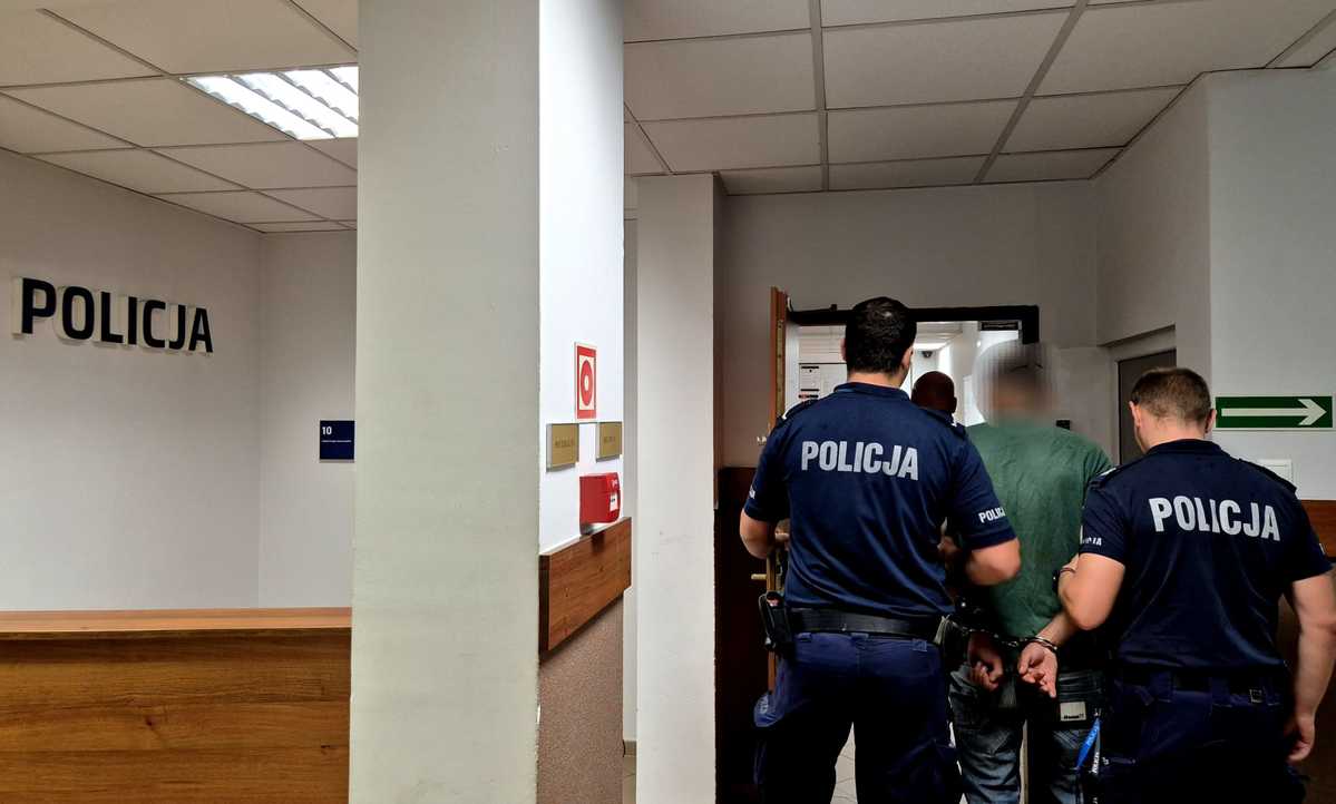 Policjanci i zatrzymany mężczyzna