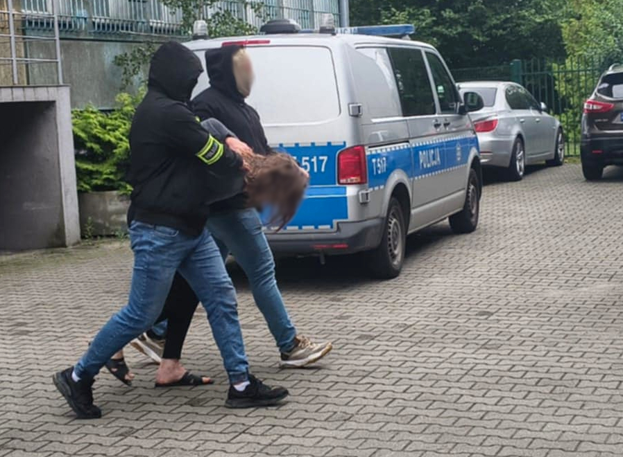 Policjanci i zatrzymany mężczyzna