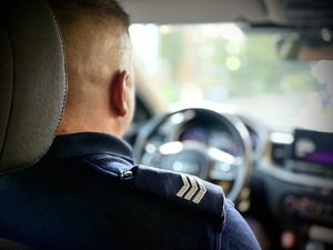 policjant za kierownicą