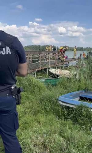 Fragment policjanta i strażacy