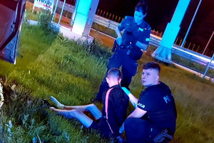 Zatrzymany mężczyzna i policjanci