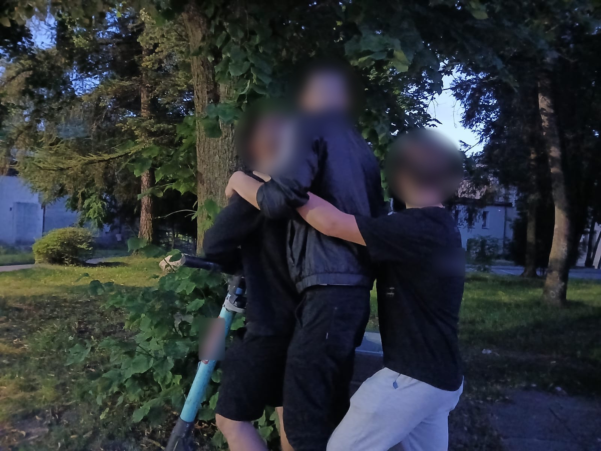 Trzy osoby jadące hulajnogą elektryczną