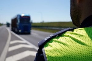 Fragment policjanta i pojazd ciężarowy