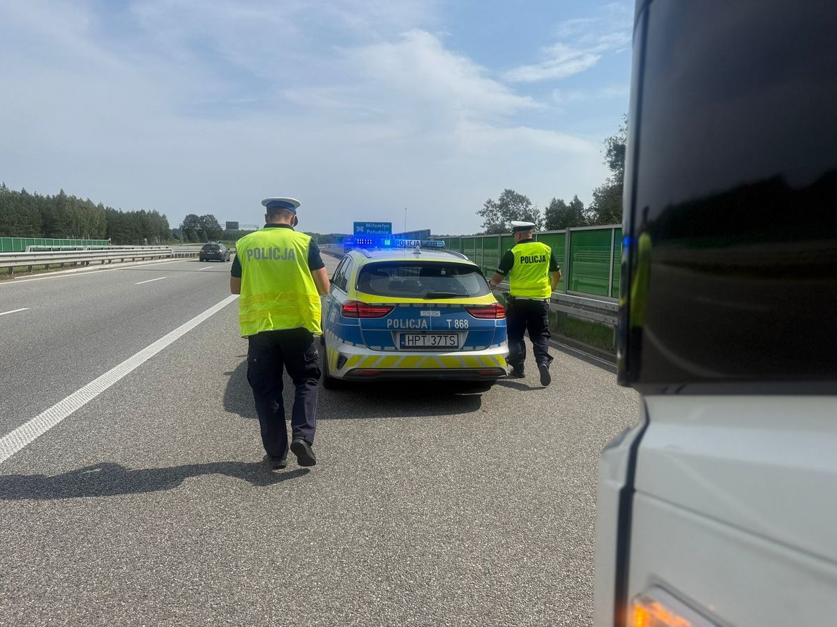 Policyjne działania na S7 z udziałem śmigłowca