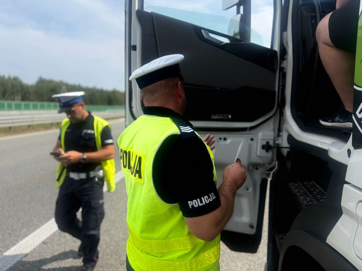 Policyjne działania na S7 z udziałem śmigłowca