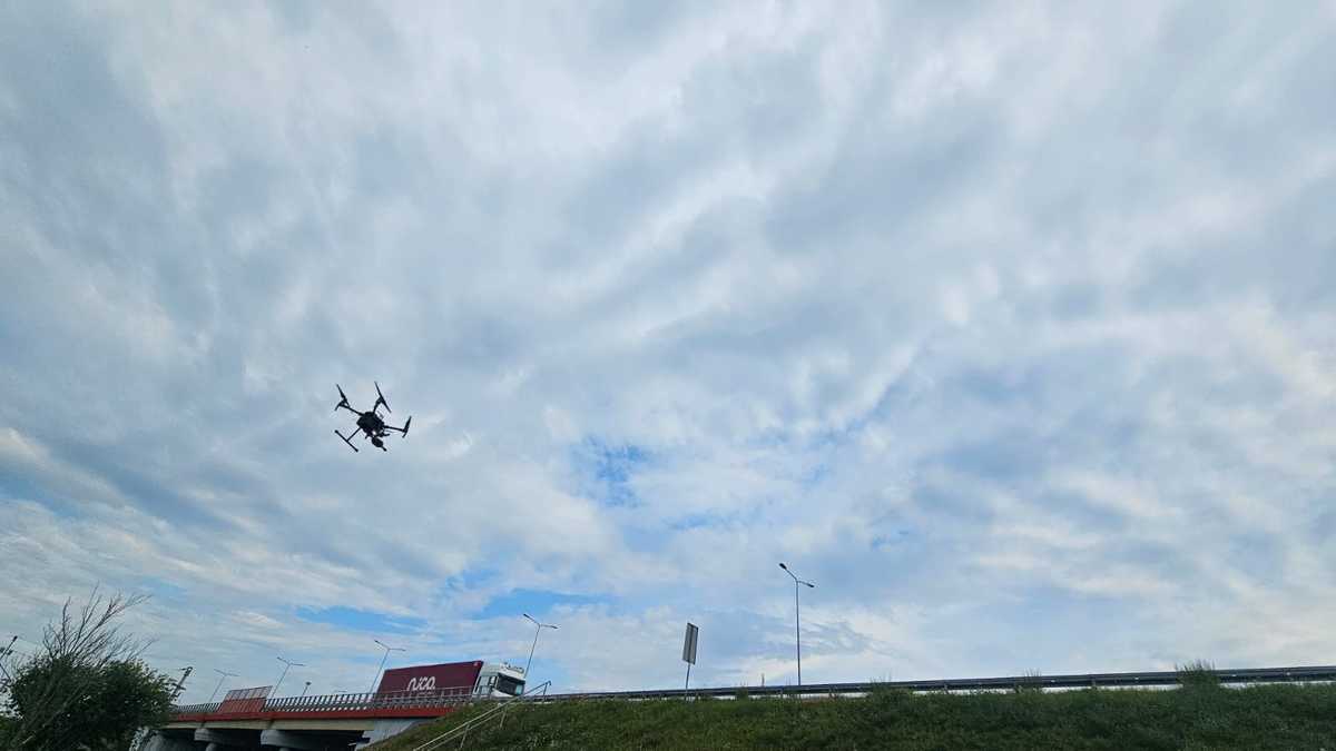 Policyjne działania na S7 z udziałem śmigłowca