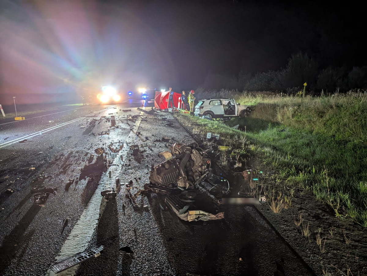 zniszczone auta i miejsce wypadku