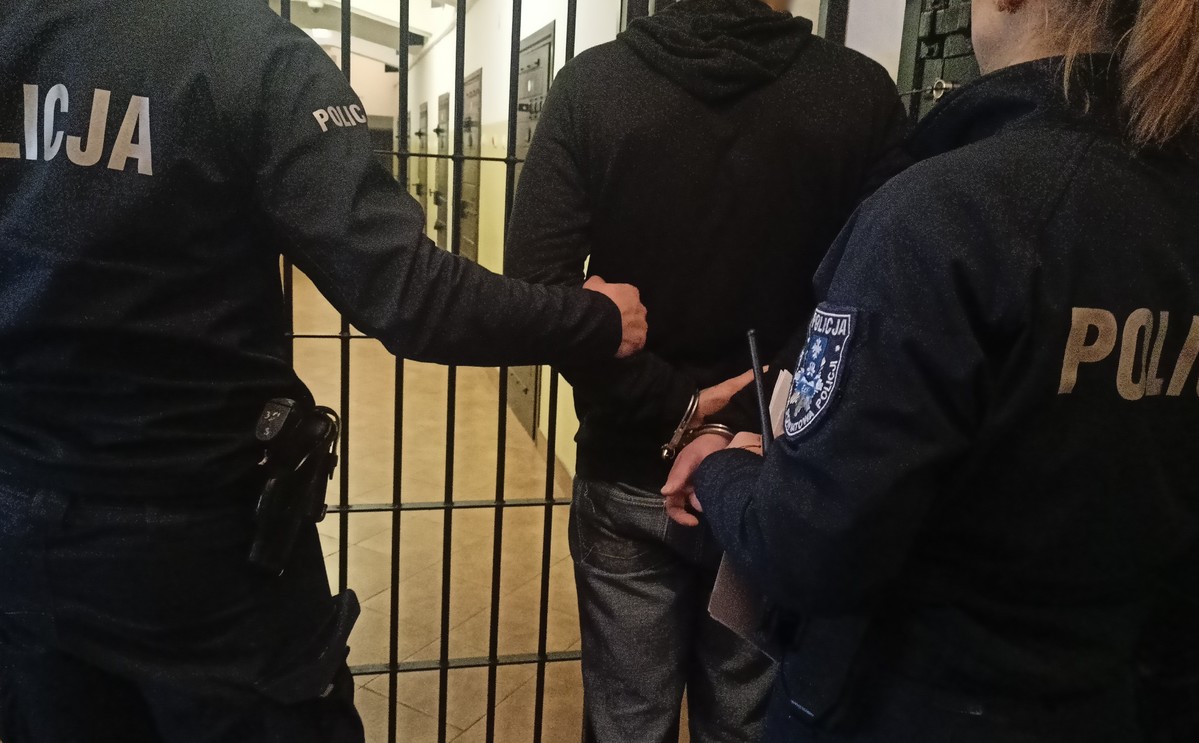 Policjanci i zatrzymany mężczyzna