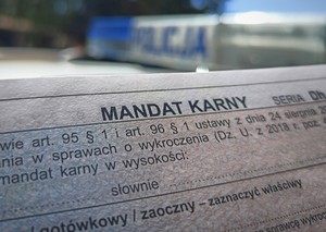 Mandat karny i radiowóz