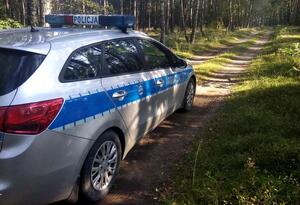 Radiowóz w lesie