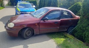 samochód który wjechał w ogrodzenie