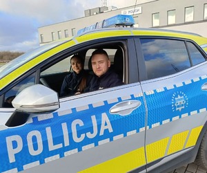 policjanci w radiowozie