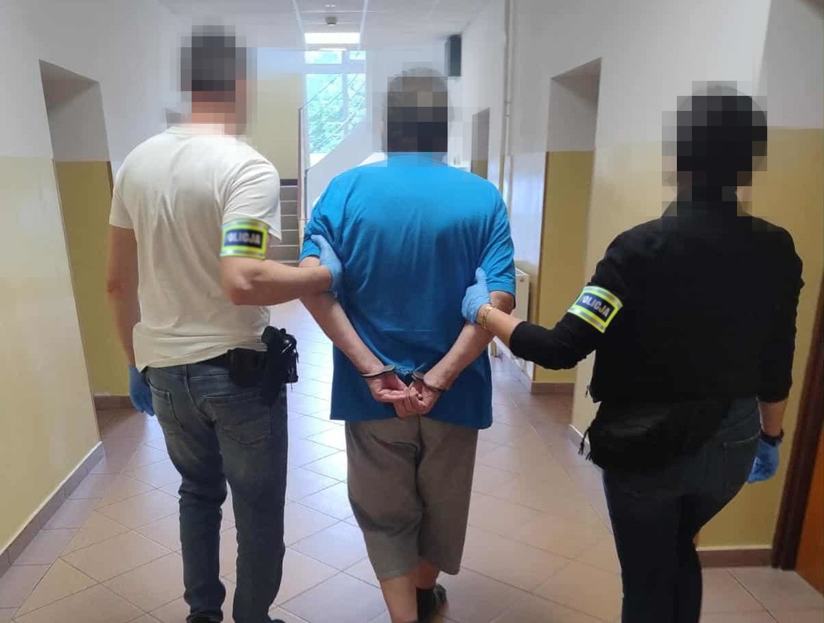 Policjanci i zatrzymany mężczyzna.