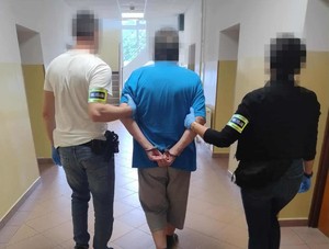 Policjanci i zatrzymany mężczyzna.