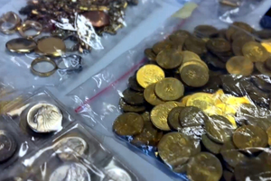 Odzyskane przedmioty, biżuteria i monety