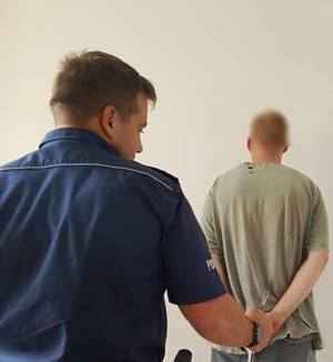 Policjant i zatrzymany mężczyzna