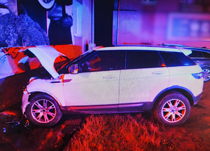 auto wjechało w budynek