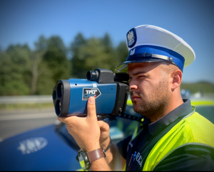 policjant z miernikiem prędkości