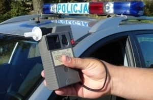 Alkosensor w dłoni policjanta