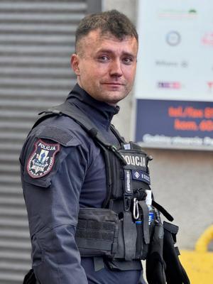 policjanci i służby podczas akcji gaśniczej