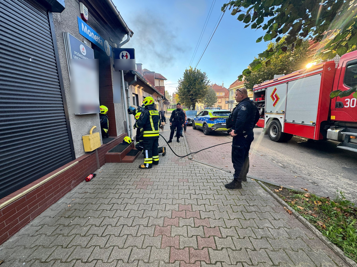 policjanci i służby podczas akcji gaśniczej