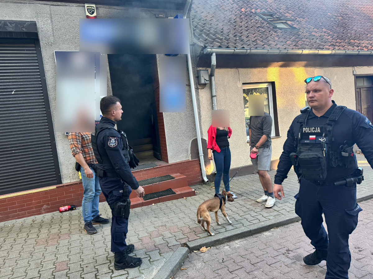 policjanci i służby podczas akcji gaśniczej