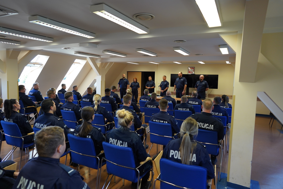 Policjanci podczas zakończenia kursu
