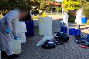 Laboranci zabezpieczający pojemniki z chemikaliami