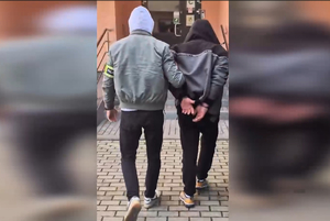 Policjant i zatrzymany mężczyzna.