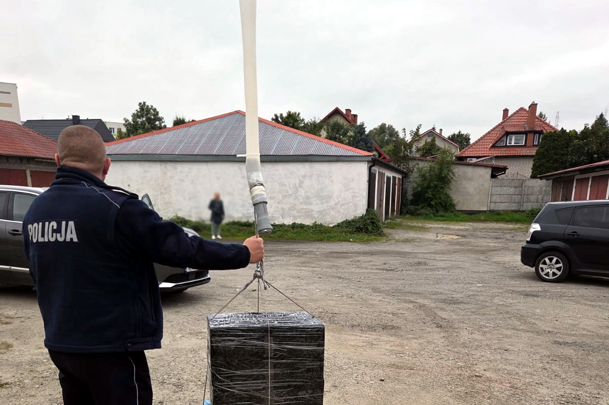Zabezpieczony balon z ładunkiem papierosów