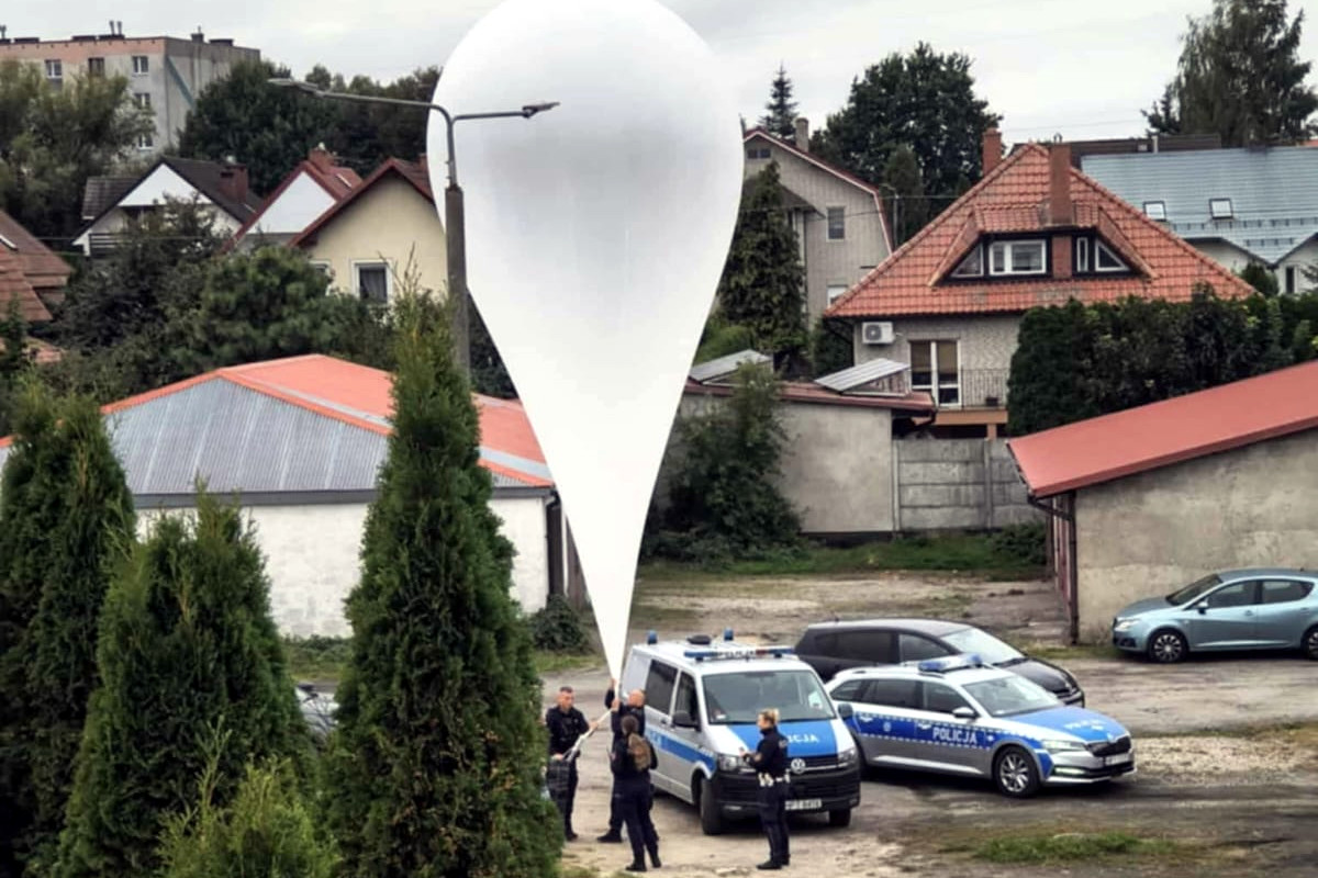 Policjanci i zabezpieczony balon