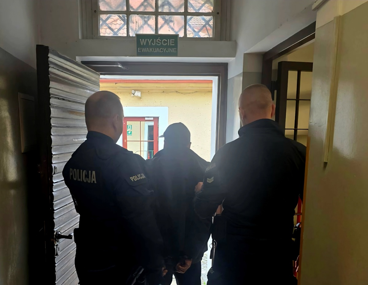 Policjanci i zatrzymany mężczyzna.