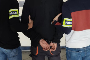 Policjanci i zatrzymany mężczyzna