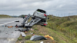 Rozbity samochód na drodze