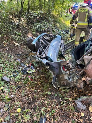 Fragmenty rozbitego auta na drodze