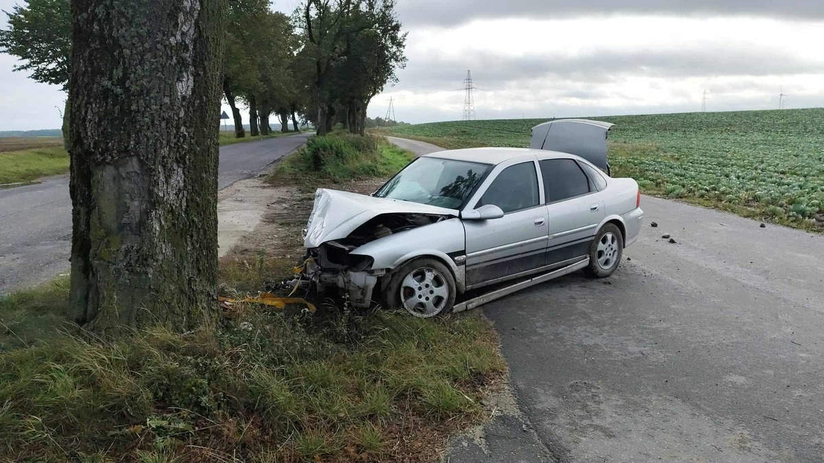 Uszkodzony samochód na drodze