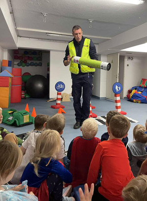 asp. szt. Leszek Jacznik na spotkaniu z dziećmi