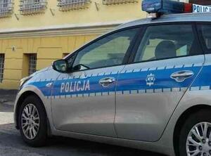 Radiowóz na tle budynku