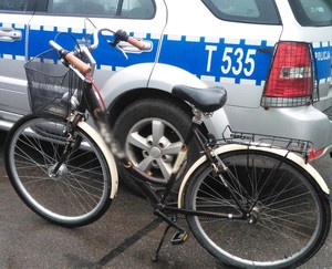 Rower na tle radiowozu