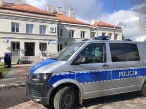 Radiowóz przed komendą