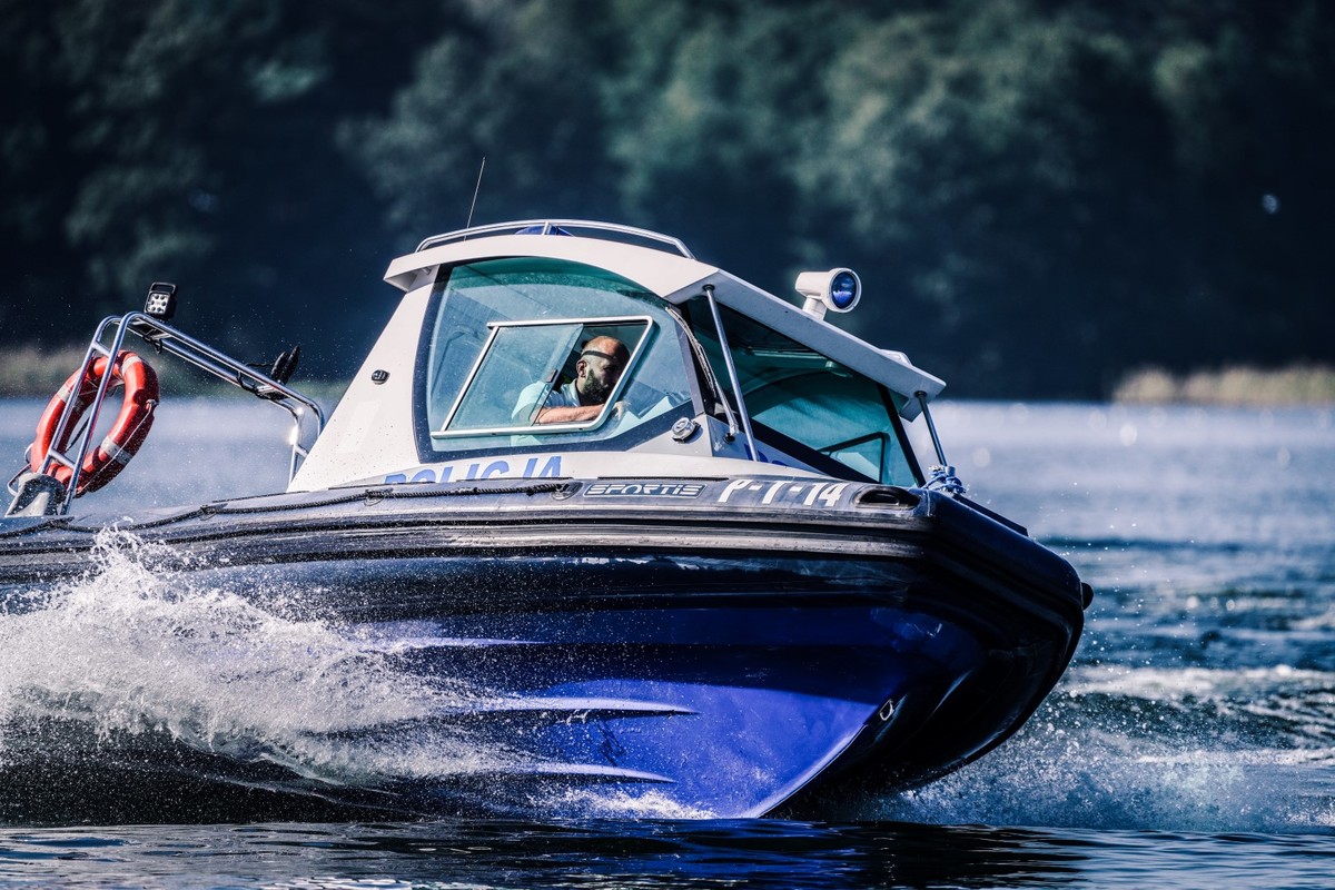 Policyjna łódka na jeziorze