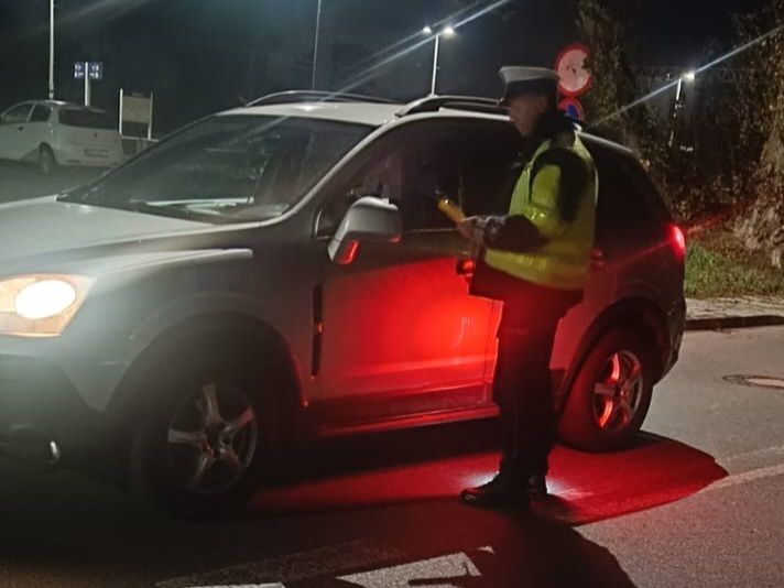 Policjanci kontrolujący trzeźwość kierowców