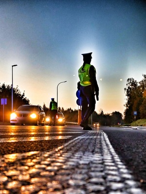 Policjanci kontrolujący trzeźwość kierowców