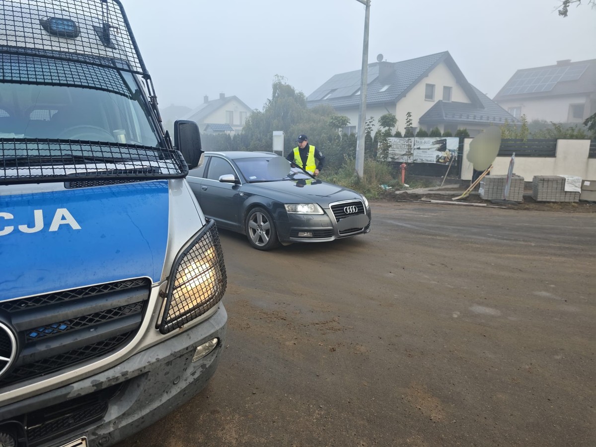 Policjanci kontrolujący trzeźwość kierowców