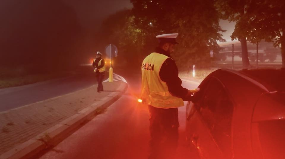 Policjanci kontrolujący trzeźwość kierowców